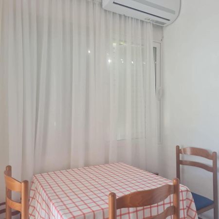 Emili Apartment Borsh Bagian luar foto