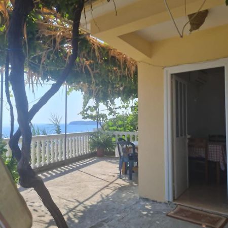 Emili Apartment Borsh Bagian luar foto