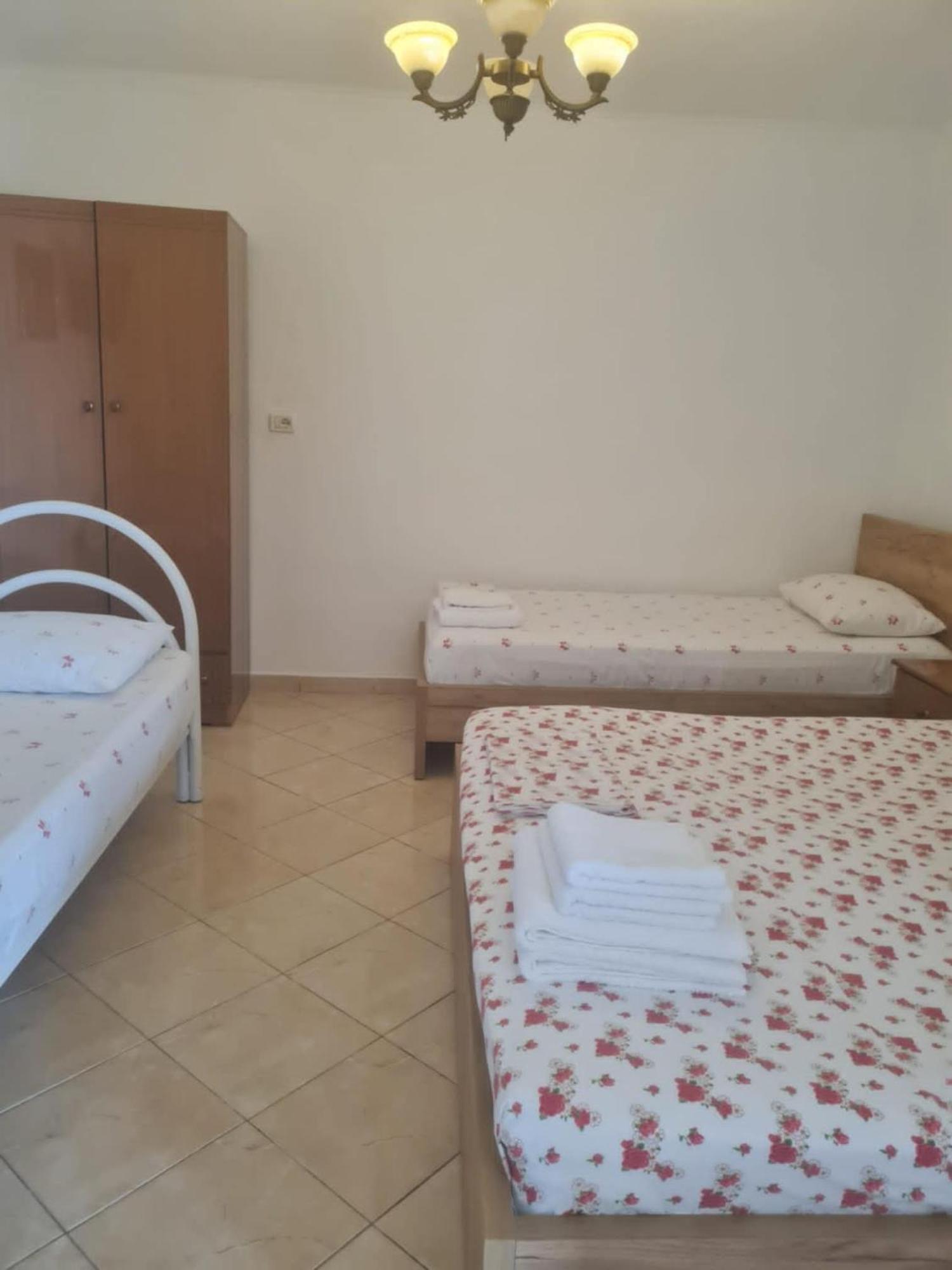 Emili Apartment Borsh Bagian luar foto