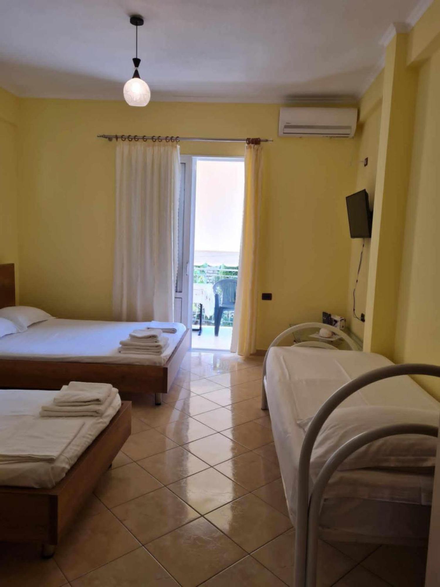 Emili Apartment Borsh Bagian luar foto