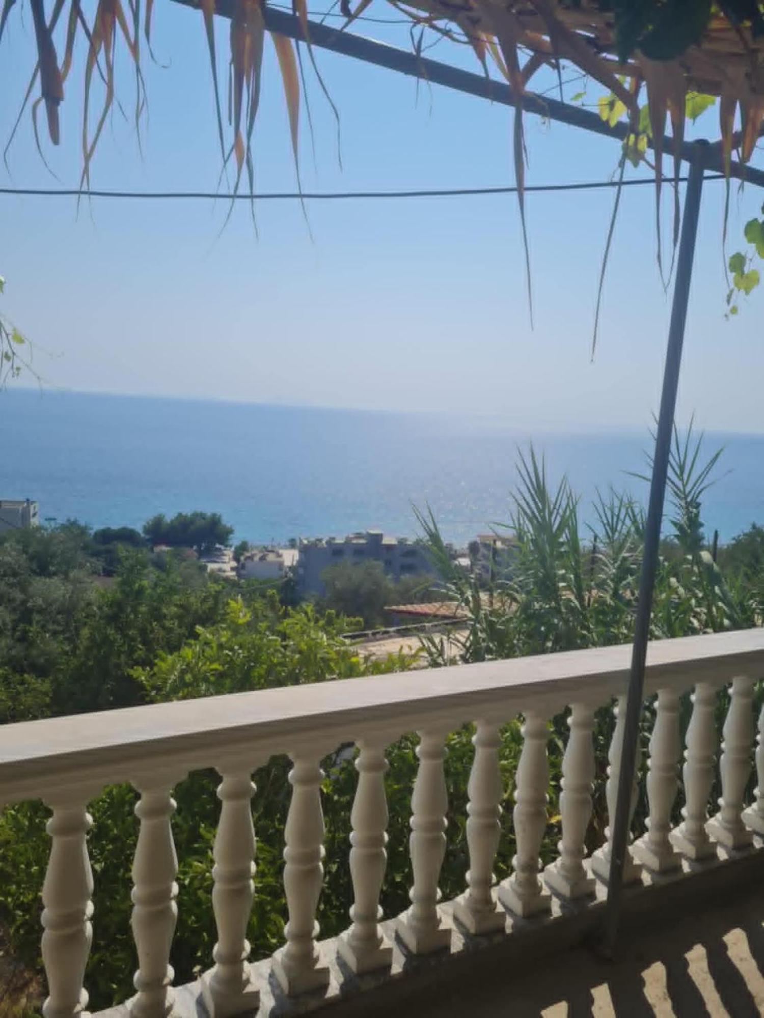 Emili Apartment Borsh Bagian luar foto
