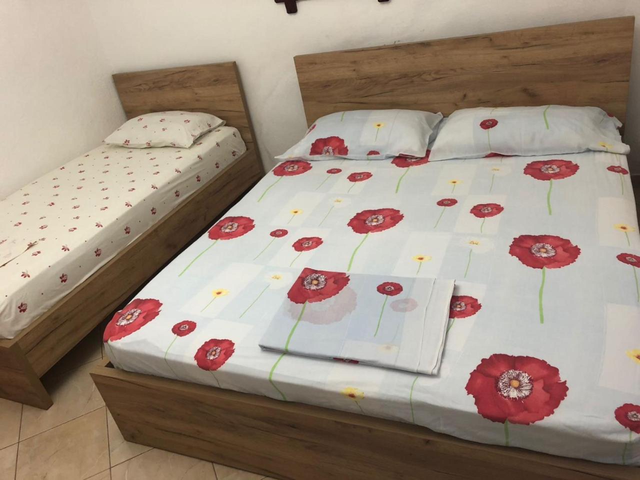 Emili Apartment Borsh Bagian luar foto