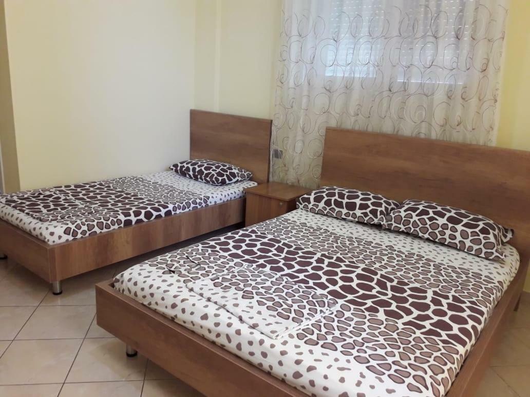 Emili Apartment Borsh Bagian luar foto